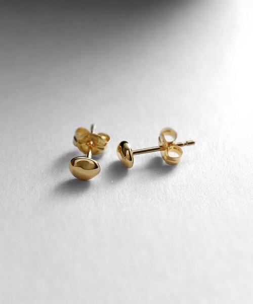 COCOSHNIK(ココシュニック)の「K18ビーンズ スタッドピアス(ピアス(両耳用)・レディース・ホワイト系その他7・00)」の1枚目の写真