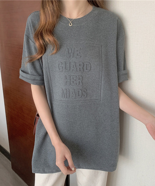 JUNOAH（ジュノア）の「エンボス加工ロゴTシャツ（Tシャツ/カットソー・レディース・グレー/ブラック/ネイビー/ホワイト/ブラウン・LARGE/MEDIUM/X-LARGE）」の3枚目の写真