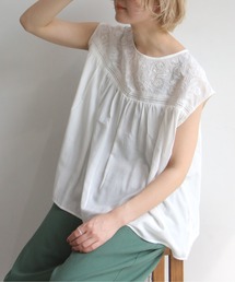 刺繍入りフレンチスリーブブラウス