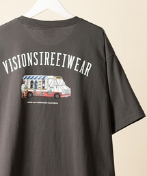VISION STREET WEAR（ヴィジョンストリートウェア）の「【VISION STREET WEAR/ヴィジョンストリートウェア】トラックイラスト半袖BIGTシャツ（Tシャツ/カットソー・メンズ）」