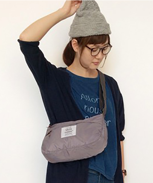 LBC（エルビーシー）の「レジスタントソレイユショルダー（ショルダーバッグ・レディース・ブラック/レッド/ネイビー/ベージュ/イエロー/オフホワイト/グレー/ワインレッド・ONE SIZE）」の3枚目の写真