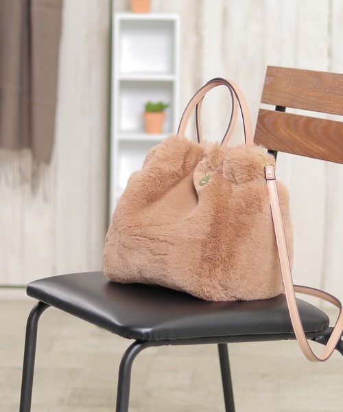 ikka（イッカ）の「エコファー2WAY Wポケットトートバッグ（ショルダーバッグ・レディース・オフホワイト/ブラウン/ピンク/ダークグリーン・FREE）」の4枚目の写真