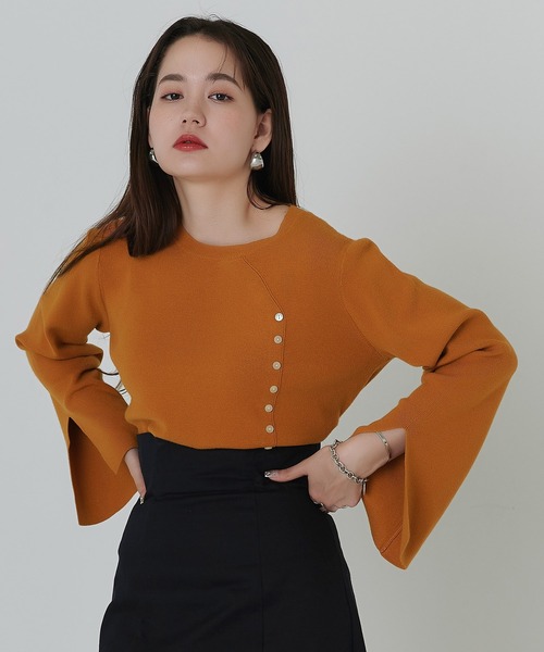 TINA：JOJUN（ティーナジョジュン）の「飾り釦付き ニット TINA
