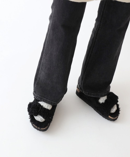 SLOBE IENA（スローブイエナ）の「【BIRKEN STOCK】Papillio Big Buckle Teddy Aサンダル◆（スリッポン・レディース・ブラック/アイボリー・35/38/37/36）」の2枚目の写真
