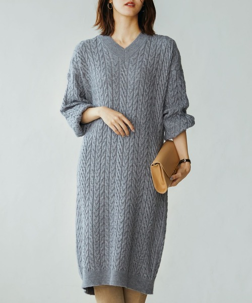 SAISON DE PAPILLON(セゾンドパピヨン)の「ケーブル編みVネックニットワンピース(ワンピース・レディース・ベージュ/アイボリー/グレー・S/L/M)」の3枚目の写真