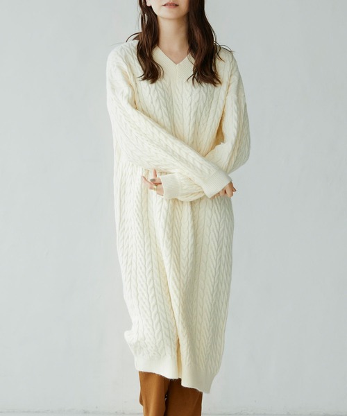 SAISON DE PAPILLON(セゾンドパピヨン)の「ケーブル編みVネックニットワンピース(ワンピース・レディース・ベージュ/アイボリー/グレー・S/L/M)」の2枚目の写真