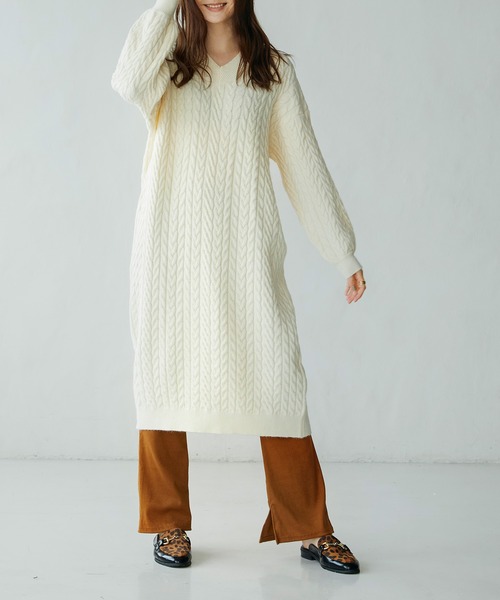 SAISON DE PAPILLON(セゾンドパピヨン)の「ケーブル編みVネックニットワンピース(ワンピース・レディース・ベージュ/アイボリー/グレー・S/L/M)」の4枚目の写真