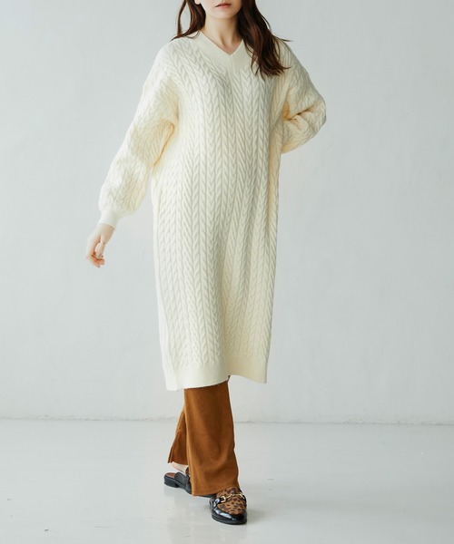 SAISON DE PAPILLON(セゾンドパピヨン)の「ケーブル編みVネックニットワンピース(ワンピース・レディース・ベージュ/アイボリー/グレー・S/L/M)」の9枚目の写真