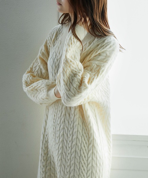 SAISON DE PAPILLON(セゾンドパピヨン)の「ケーブル編みVネックニットワンピース(ワンピース・レディース・ベージュ/アイボリー/グレー・S/L/M)」の10枚目の写真
