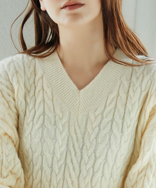 SAISON DE PAPILLON(セゾンドパピヨン)の「ケーブル編みVネックニットワンピース(ワンピース・レディース・ベージュ/アイボリー/グレー・S/L/M)」の6枚目の写真