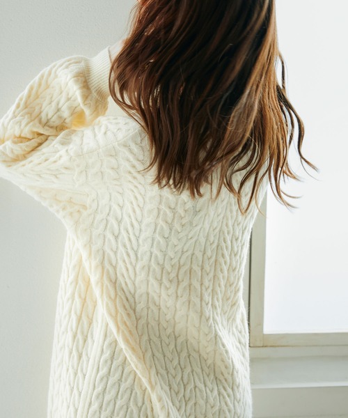 SAISON DE PAPILLON(セゾンドパピヨン)の「ケーブル編みVネックニットワンピース(ワンピース・レディース・ベージュ/アイボリー/グレー・S/L/M)」の11枚目の写真