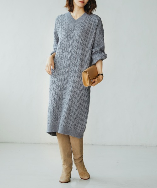 SAISON DE PAPILLON(セゾンドパピヨン)の「ケーブル編みVネックニットワンピース(ワンピース・レディース・ベージュ/アイボリー/グレー・S/L/M)」の15枚目の写真