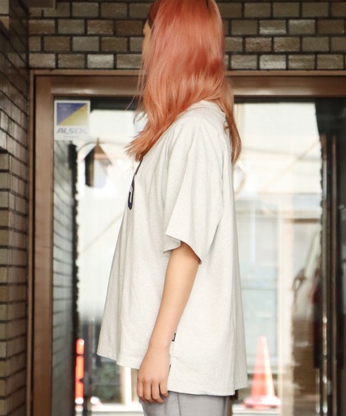 VANS(バンズ)の「VANS/バンズ M VANS LOGO BIG TEE 半袖ビッグロゴTシャツ オーバーサイズ(Tシャツ/カットソー・メンズ・ネイビー/アッシュグレー/ダークグリーン・XL/M/L)」の4枚目の写真