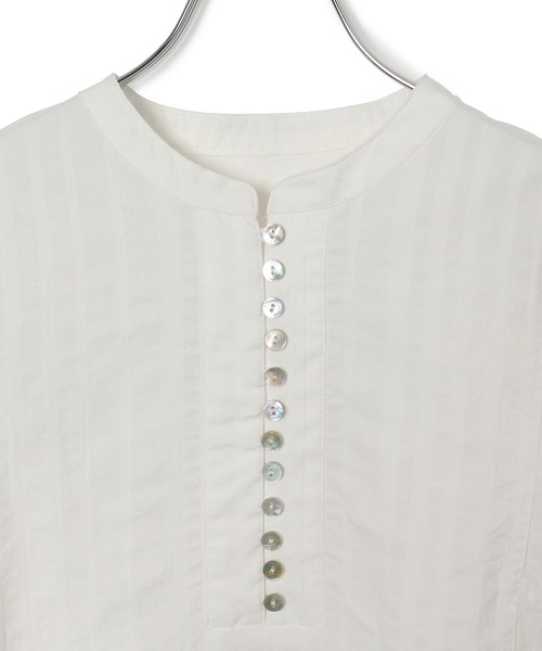 ADAM ET ROPE'（アダムエロペ）の「【アウトレット店舗・WEB限定】フロントボタンパフスリーブブラウス（シャツ/ブラウス・レディース・ホワイト/サックスブルー・FREE）」の3枚目の写真