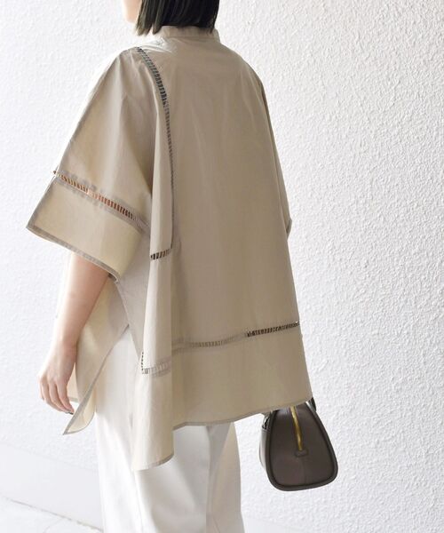 SHIPS(シップス)の「【SHIPS別注】BENCH MARKING SHIRT:〈洗濯機可能〉ハシゴレースシャツ(シャツ/ブラウス・レディース・ホワイト/ベージュ・ONE SIZE)」の1枚目の写真