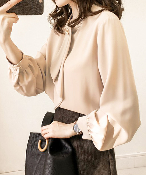 Amulet（アミュレット）の「【お気に入り2万人突破】ボウタイブラウス 長袖｜きれいめ通勤トップス（シャツ/ブラウス・レディース・グリーン/ベージュ/マスタード/ネイビー/ボルドー/ダークブラウン/キャメル/ブラック/カーキ/ライトピンク/ブルー/グレー・M/XL/L）」の18枚目の写真