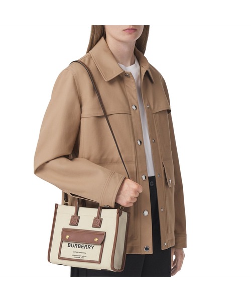 BURBERRY（バーバリー）の「ミニ ツートン キャンバス＆レザー フレヤトート（トートバッグ・レディース・ナチュラル・ONE SIZE）」の5枚目の写真
