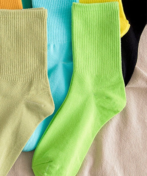 EPICKS（エピックス）の「ネオンカラー　ミドルソックス　レディースソックス靴下（ソックス/靴下・レディース・オレンジ/カーキ/ライトピンク/ブラック/ホワイト/ライトグリーン/ブルー/パープル/ターコイズブルー/ライトパープル/イエロー/ピンク/ライム/ダークグリーン・F）」の5枚目の写真