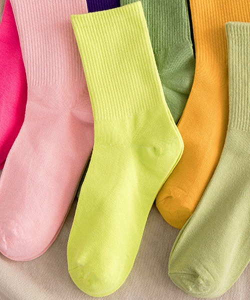 EPICKS（エピックス）の「ネオンカラー　ミドルソックス　レディースソックス靴下（ソックス/靴下・レディース・オレンジ/カーキ/ライトピンク/ブラック/ホワイト/ライトグリーン/ブルー/パープル/ターコイズブルー/ライトパープル/イエロー/ピンク/ライム/ダークグリーン・F）」の6枚目の写真