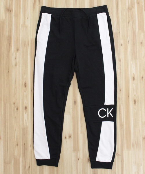 Calvin Klein（カルバン・クライン）の「CK アイコニックカーブ シームジョガーパンツ ICONIC CURVED SEAM JOGGER（スウェットパンツ・メンズ・ブラック・M/L/XL）」の3枚目の写真