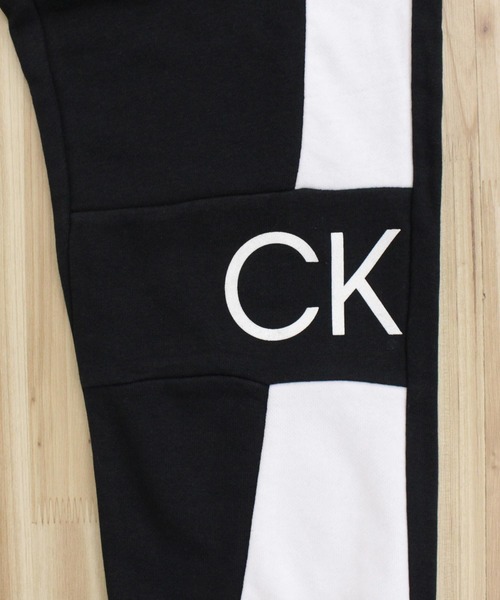 Calvin Klein（カルバン・クライン）の「CK アイコニックカーブ シームジョガーパンツ ICONIC CURVED SEAM JOGGER（スウェットパンツ・メンズ・ブラック・M/L/XL）」の7枚目の写真