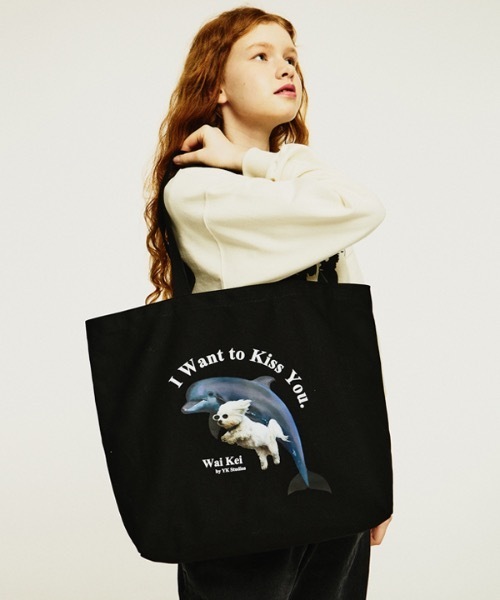 WaiKei(ワイケイ)の「【WaiKei 】パピードルフィン ジャンピングエコバッグ / Puppy dolphin jumping ecobag(トートバッグ・レディース・アイボリー/ブラック・FREE)」の2枚目の写真
