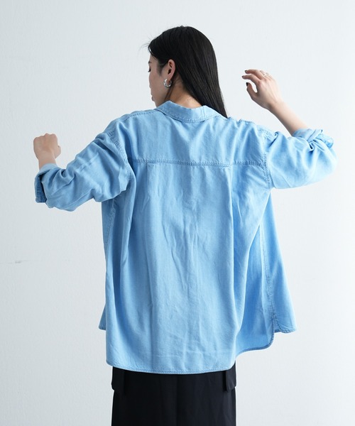 COLONY 2139（コロニートゥーワンスリーナイン）の「テンセルデニムダブルポケット長袖シャツ（シャツ/ブラウス・レディース・ブルー/サックスブルー・MEDIUM/SMALL）」の16枚目の写真