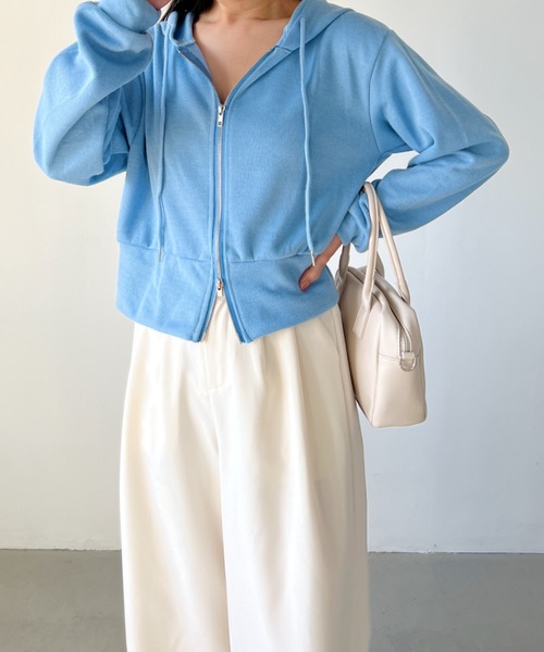 CLEA（クレア）の「ショート丈コンパクトフード付きパーカー（パーカー・レディース・ブルー/グレー/ブラック/アイボリー/ピンクベージュ・FREE）」の4枚目の写真