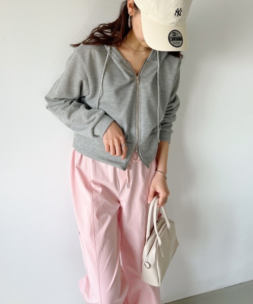 CLEA（クレア）の「ショート丈コンパクトフード付きパーカー（パーカー・レディース・ブルー/グレー/ブラック/アイボリー/ピンクベージュ・FREE）」の19枚目の写真