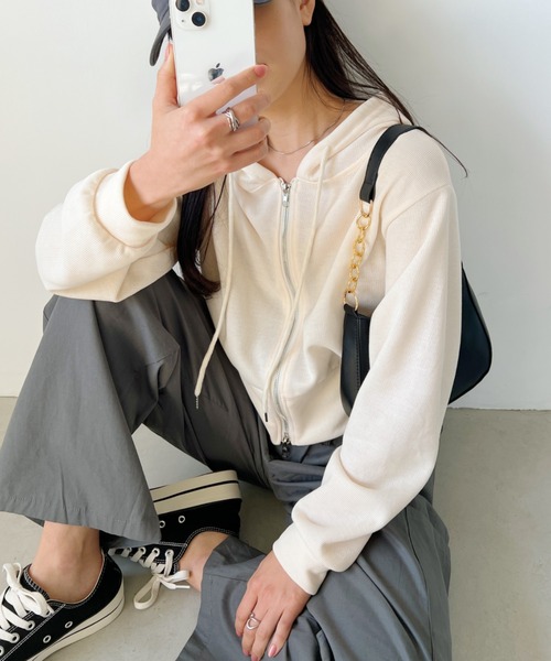 CLEA（クレア）の「ショート丈コンパクトフード付きパーカー（パーカー・レディース・ブルー/グレー/ブラック/アイボリー/ピンクベージュ・FREE）」の7枚目の写真