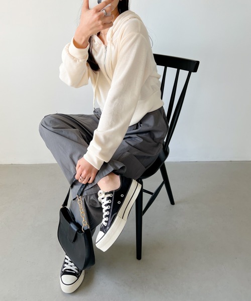 CLEA（クレア）の「ショート丈コンパクトフード付きパーカー（パーカー・レディース・ブルー/グレー/ブラック/アイボリー/ピンクベージュ・FREE）」の9枚目の写真