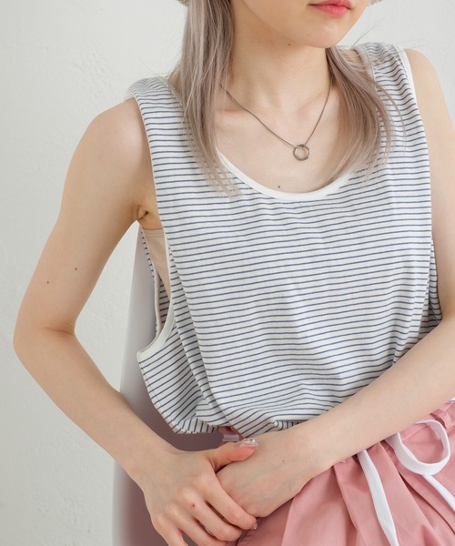 WHIMSIC（ウィムジック）の「【UNISEX/新色追加】マイクロボーダータンクトップ（タンクトップ・メンズ・ベージュ/パープル/ブラウン/オレンジ/ホワイト/チャコールグレー/ブルー・FREE）」の2枚目の写真