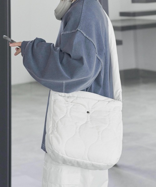 ADAMASTE（アダマスト）の「キルティングショルダーバッグ（ショルダーバッグ・メンズ・ブラック/キナリ・FREE）」の2枚目の写真