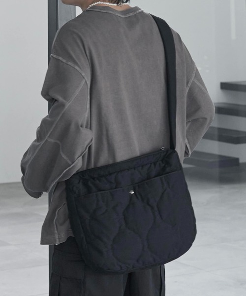 ADAMASTE（アダマスト）の「キルティングショルダーバッグ（ショルダーバッグ・メンズ・ブラック/キナリ・FREE）」の4枚目の写真