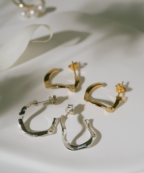 Ops.（オプス）の「ウェーブ ピアス 金属アレルギー 対応 シルバー925 【 PIELE ピエル】（ピアス（両耳用）・レディース・シルバー/イエローゴールド・ONE SIZE）」の3枚目の写真