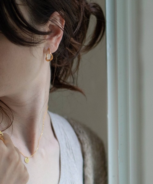 Ops.（オプス）の「ウェーブ ピアス 金属アレルギー 対応 シルバー925 【 PIELE ピエル】（ピアス（両耳用）・レディース・シルバー/イエローゴールド・ONE SIZE）」の8枚目の写真