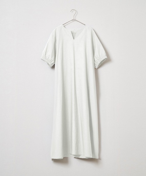 audrey and john wad(オードリーアンドジョンワッド)の「キーネックパフスリーブワンピース -洗濯機洗い可-(ワンピース・レディース・ピンクベージュ/ブルー/ブラック/ピンク/ホワイト/ライトグレー・マルチサイズ)」の2枚目の写真