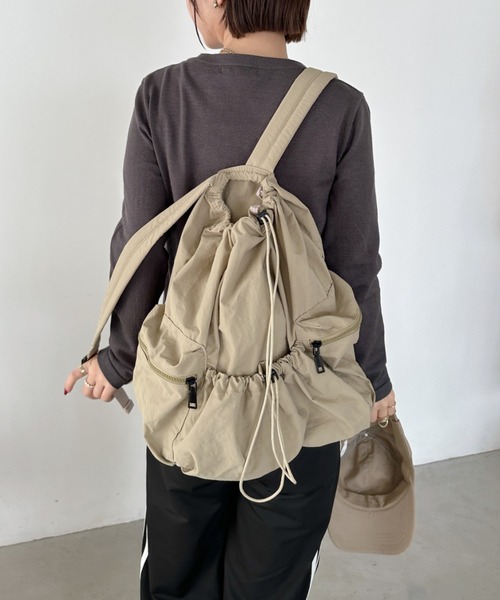 CLEA（クレア）の「ドローストリング大容量リュック（バックパック/リュック・レディース・アイボリー/ブラック/ブルー/カーキ/ベージュ/グレー・FREE）」の4枚目の写真