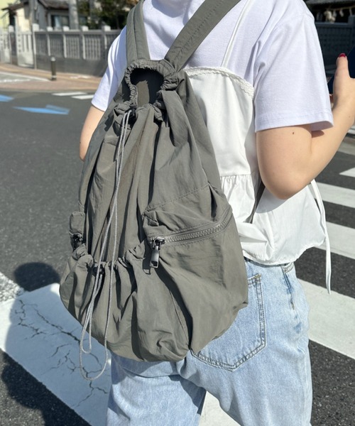 CLEA（クレア）の「ドローストリング大容量リュック（バックパック/リュック・レディース・アイボリー/ブラック/ブルー/カーキ/ベージュ/グレー・FREE）」の3枚目の写真