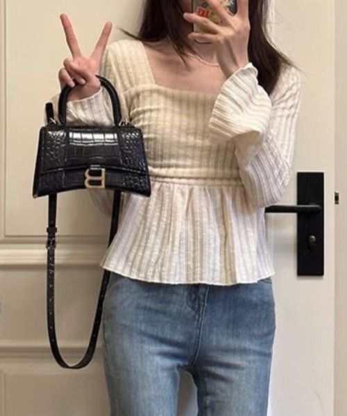 Achic(アシック)の「スクエアネックショート丈ニットプルオーバー(ニット/セーター・レディース・アイボリー/ブラウン・M)」の9枚目の写真
