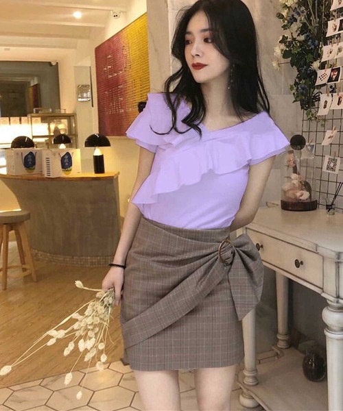 LUGG NAGG（ラグナグ）の「オフショルダー 2way Vネック フリル トップス（Tシャツ/カットソー・レディース・ブラック/ベージュ/ラベンダー/ホワイト・S/M/L/XL）」の4枚目の写真