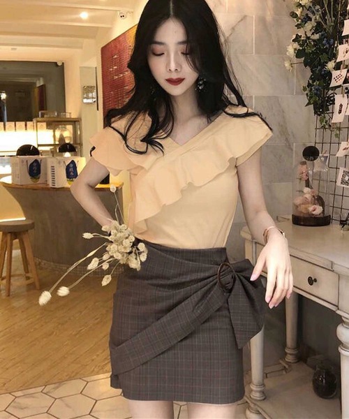 LUGG NAGG（ラグナグ）の「オフショルダー 2way Vネック フリル トップス（Tシャツ/カットソー・レディース・ブラック/ベージュ/ラベンダー/ホワイト・S/M/L/XL）」の3枚目の写真