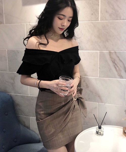 LUGG NAGG（ラグナグ）の「オフショルダー 2way Vネック フリル トップス（Tシャツ/カットソー・レディース・ブラック/ベージュ/ラベンダー/ホワイト・S/M/L/XL）」の7枚目の写真