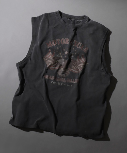 SITRY（シトリー）の「Pigment Graphic No Sleeve Shirt/ピグメント加工 ヴィンテージライク ロックプリント ノースリーブシャツ（タンクトップ・メンズ・ブラウン系その他/ブラック系その他/ブラウン系その他2/ブラック系その他2/ブラウン系その他3/ブラック系その他4/ブラック系その他3/ブラック系その他5/ブラウン系その他4/ブラウン系その他5・M/L/XL）」の4枚目の写真