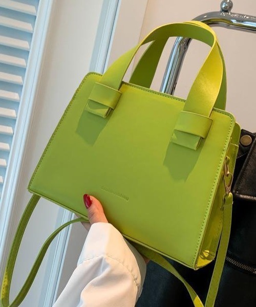 tolene(トレネ)の「フェイクレザー 太めハンドル スクエア 2way ハンドバッグ ショルダーバッグ(ハンドバッグ・レディース・ブラック/ホワイト/グリーン・ONE SIZE)」の6枚目の写真