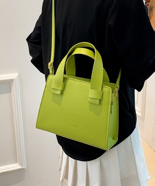 tolene(トレネ)の「フェイクレザー 太めハンドル スクエア 2way ハンドバッグ ショルダーバッグ(ハンドバッグ・レディース・ブラック/ホワイト/グリーン・ONE SIZE)」の4枚目の写真