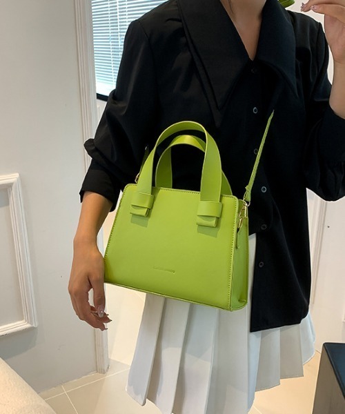 tolene(トレネ)の「フェイクレザー 太めハンドル スクエア 2way ハンドバッグ ショルダーバッグ(ハンドバッグ・レディース・ブラック/ホワイト/グリーン・ONE SIZE)」の13枚目の写真
