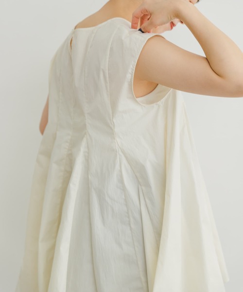 ITEMS URBANRESEARCH（アイテムズ アーバンリサーチ）の「フレンチフレアブラウス（シャツ/ブラウス・レディース・ブラック/オフホワイト/ライトカーキ・FREE）」の4枚目の写真