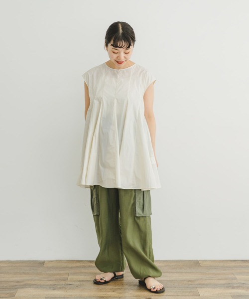 ITEMS URBANRESEARCH（アイテムズ アーバンリサーチ）の「フレンチフレアブラウス（シャツ/ブラウス・レディース・ブラック/オフホワイト/ライトカーキ・FREE）」の8枚目の写真