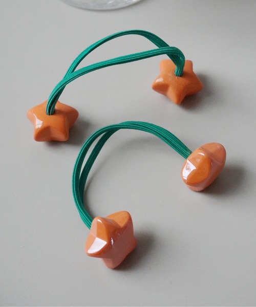 hymy（ヒュミュ）の「【 hymy-ヒュミュ- 】バイカラー スター ヘアゴム 2個セット ( kids ) #_（ヘアゴム・キッズ・グリーン/パープル/イエロー/オレンジ/ライトピンク/ブルー・FREE）」の2枚目の写真